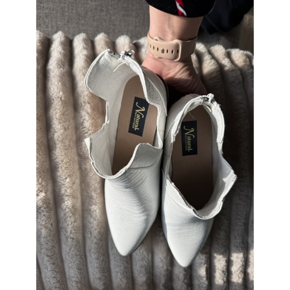 Women's Ankle Bootie V Cut Low Stacked Heel Closed Toe White  - Size 9 - Picture 5 of 6